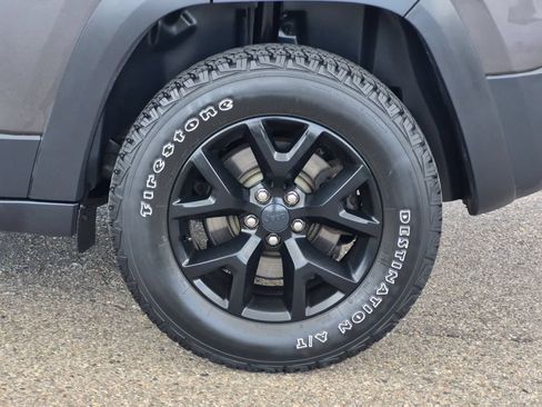 Used 2017 Jeep Cherokee Trailhawk AWD/4WD image 14