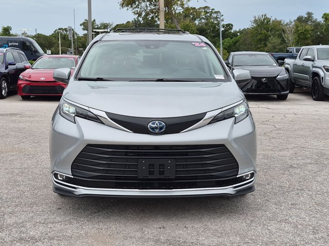 Used 2024 Toyota Sienna XLE FWD image 2