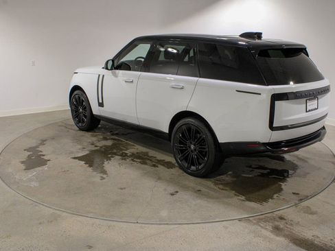 Used 2024 Land Rover Range Rover SE image 3