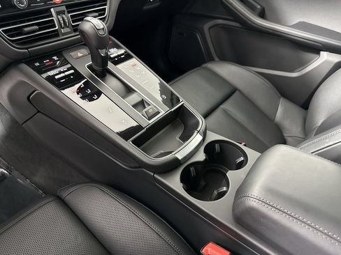 Certified 2025 Porsche Macan Turbo AWD/4WD image 31