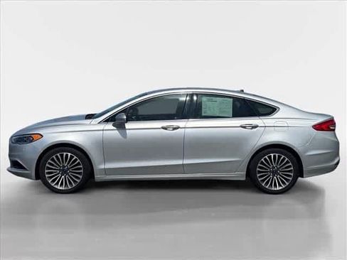 Used 2018 Ford Fusion SE w/ Fusion SE Technology Package FWD image 2