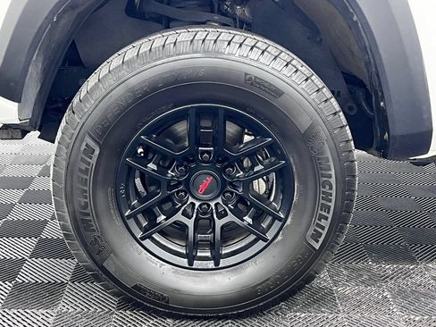 Used 2018 Toyota Tacoma TRD Off-Road AWD/4WD image 11