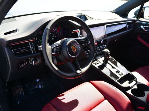 Certified 2026 Porsche Macan AWD/4WD image 4
