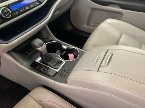 Used 2017 Toyota Highlander XLE AWD/4WD image 24