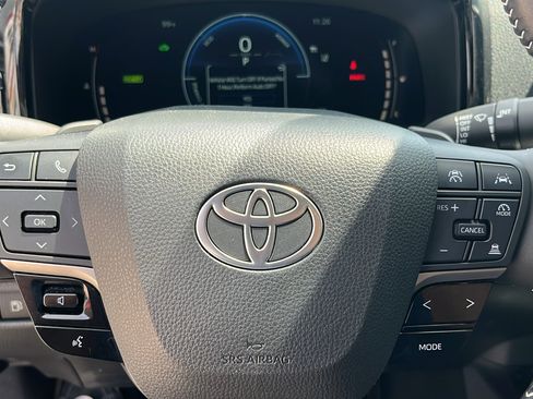 Used 2025 Toyota Camry SE w/ Convenience Package FWD image 15
