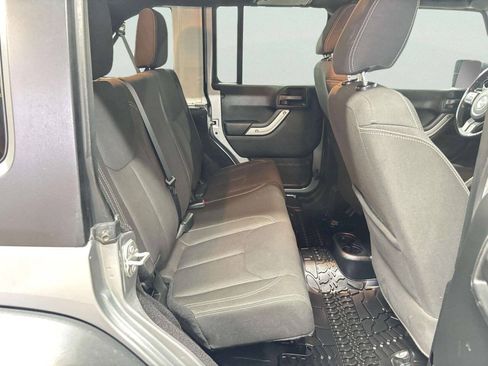 Used 2017 Jeep Wrangler Unlimited Rubicon w/ Connectivity Group AWD/4WD image 19