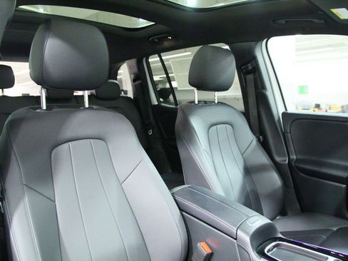 Used 2025 Mercedes-Benz GLB 250 4MATIC image 23