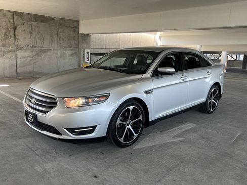 Used 2014 Ford Taurus SEL w/ Equipment Group 201A FWD image 10