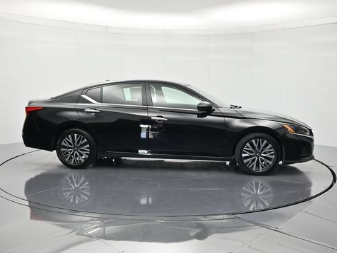 Used 2025 Nissan Altima 2.5 SV FWD image 4