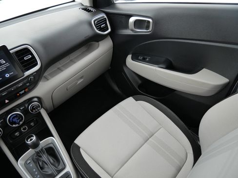 Certified 2025 Hyundai Venue SEL image 11