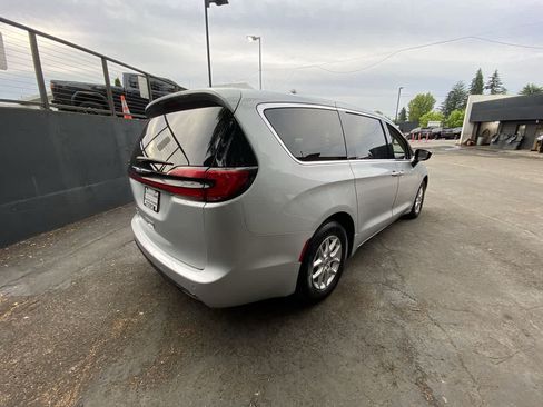 Used 2024 Chrysler Pacifica Touring-L FWD image 6
