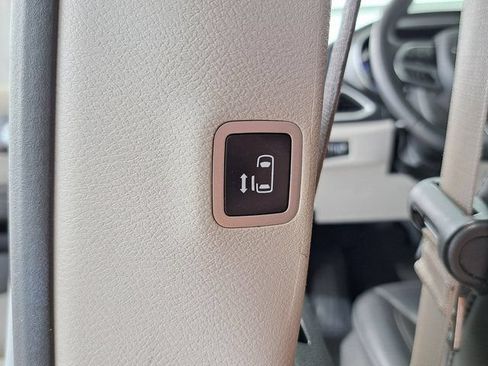 Used 2023 Chrysler Pacifica Touring-L FWD image 29