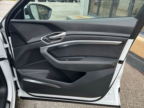 Used 2024 Audi Q8 e-tron Premium Plus w/ Premium Plus Package image 39