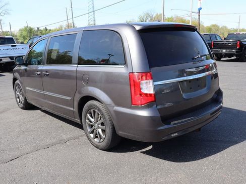 Used 2015 Chrysler Town & Country S w/ Driver Convenience Group FWD image 3