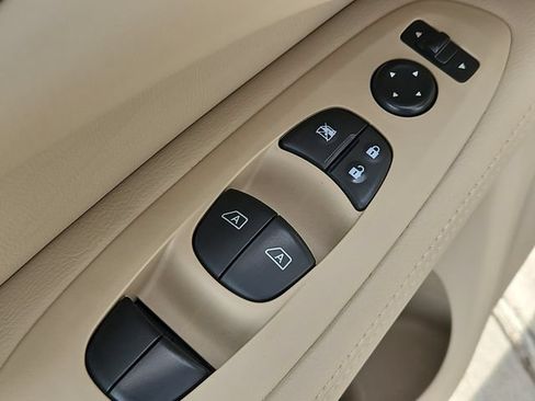 Used 2015 Nissan Pathfinder Platinum FWD image 18
