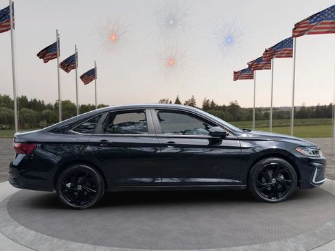 Used 2025 Volkswagen Jetta SE w/ Black Wheel Package FWD image 4
