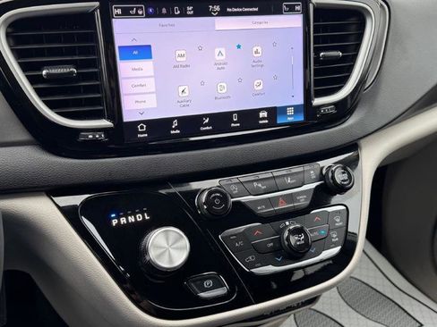 Used 2024 Chrysler Pacifica Touring-L FWD image 24
