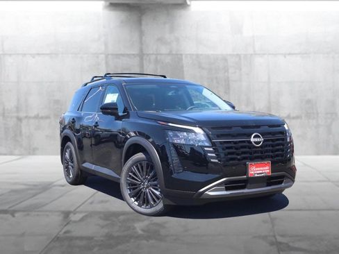 New 2026 Nissan Pathfinder SL image 2