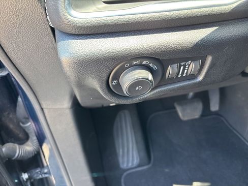 Used 2025 Chrysler Pacifica Limited FWD image 31