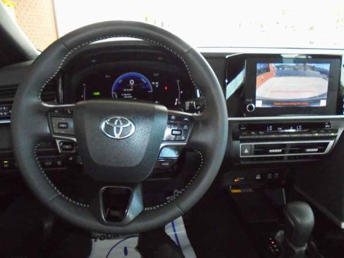 Used 2025 Toyota Camry XLE image 6