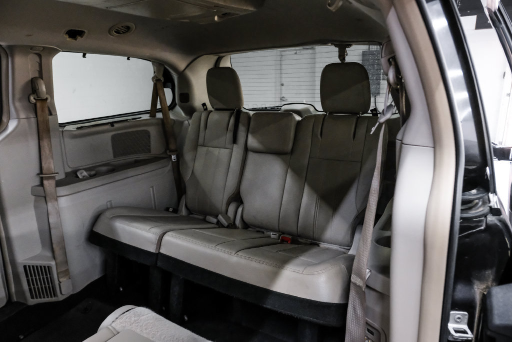 Used 2015 Chrysler Town & Country Touring w/ Driver Convenience Group FWD image 45