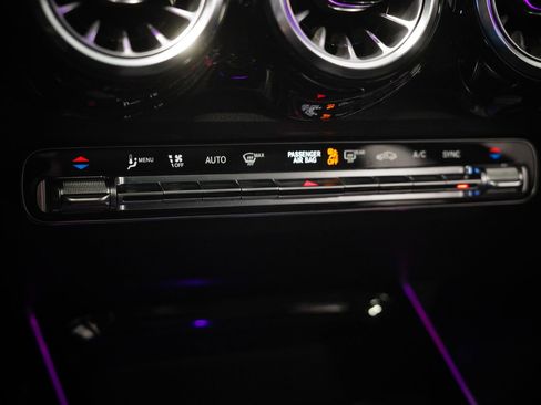 Used 2023 Mercedes-Benz GLB 250 4MATIC image 25