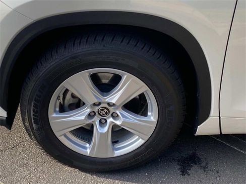 Used 2020 Toyota Highlander L w/ Phone Cable & Charge Package image 6