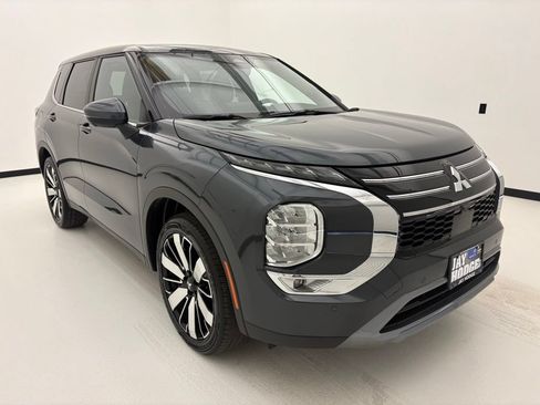 Used 2025 Mitsubishi Outlander SE FWD image 13