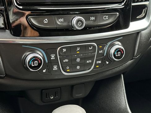 Used 2023 Chevrolet Traverse LT image 20