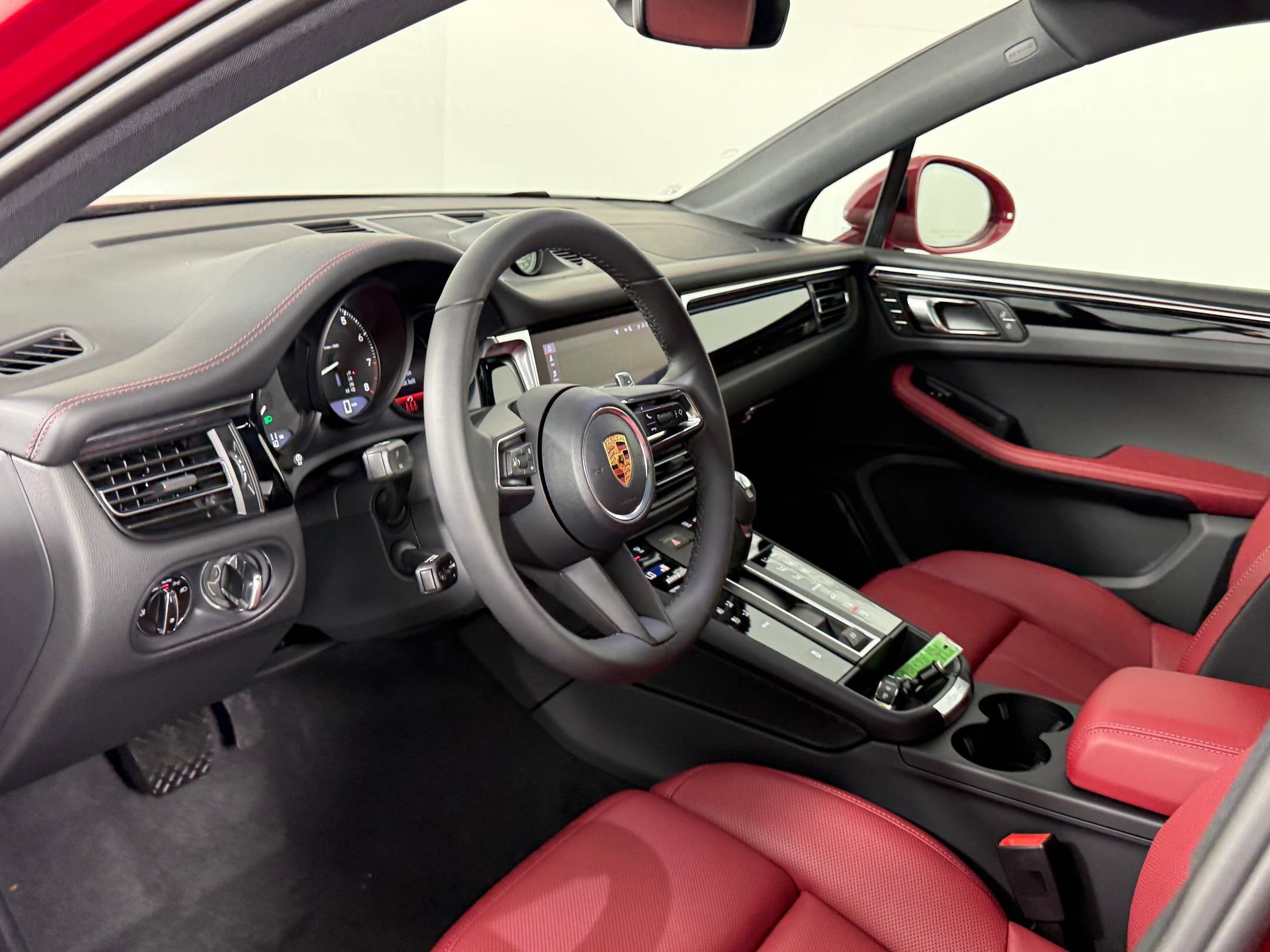 Certified 2026 Porsche Macan AWD/4WD image 4