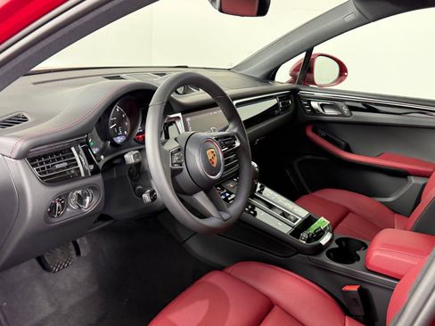 Certified 2026 Porsche Macan AWD/4WD image 4