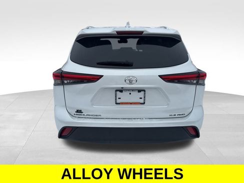 Used 2022 Toyota Highlander XLE image 4