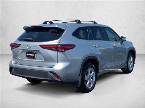 Used 2022 Toyota Highlander LE FWD image 5