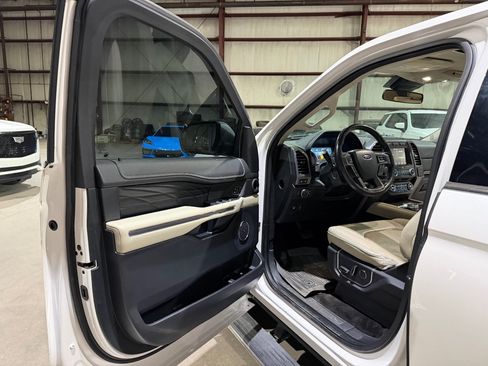 Used 2018 Ford Expedition Platinum RWD image 12