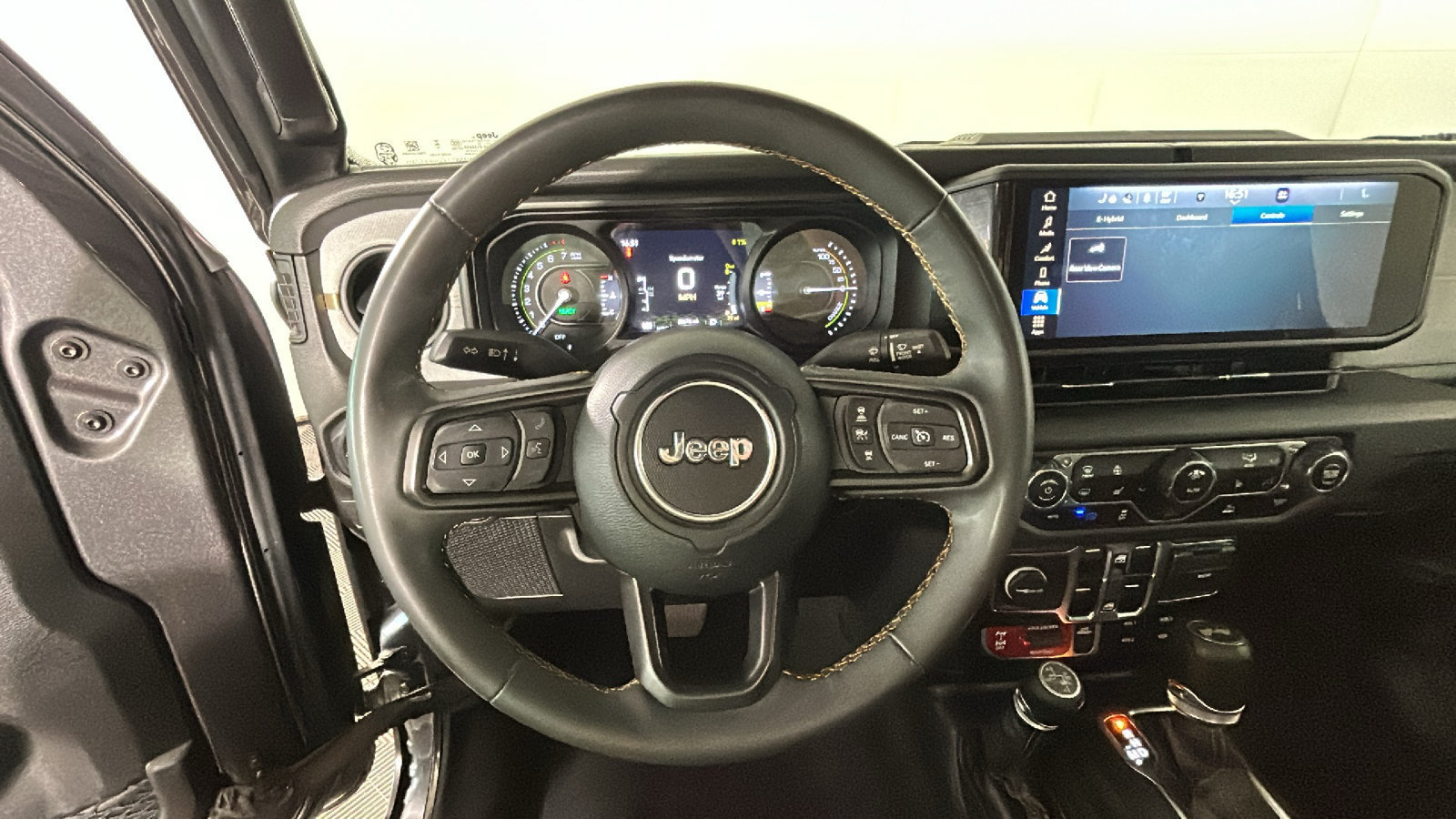 Used 2024 Jeep Wrangler Unlimited AWD/4WD image 17