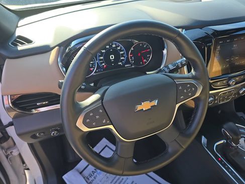 Used 2023 Chevrolet Traverse Premier FWD image 18