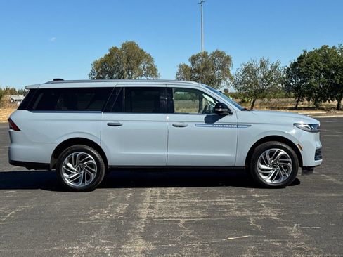 Used 2025 Lincoln Navigator L Reserve AWD/4WD image 3
