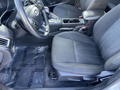 Used 2017 Ford Focus SEL w/ Cold Weather Package FWD image 9