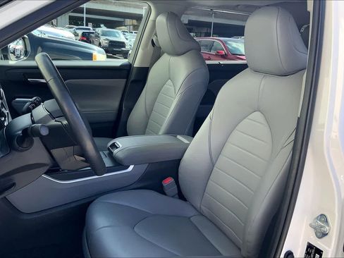 Used 2021 Toyota Highlander XLE FWD image 11