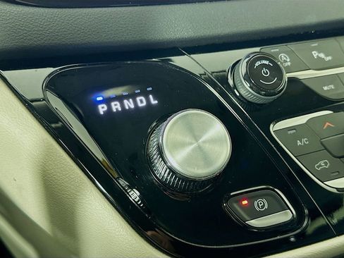 Certified 2024 Chrysler Pacifica Touring-L image 25