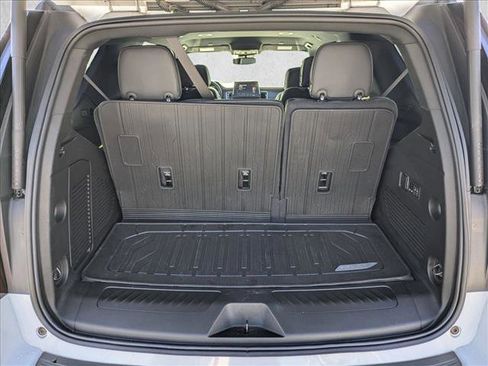 Used 2023 GMC Yukon SLT w/ SLT Luxury Package image 6