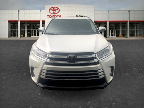 Used 2019 Toyota Highlander XLE FWD image 2