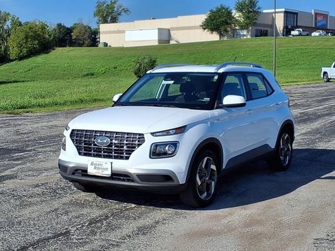 Used 2025 Hyundai Venue SEL FWD image 14