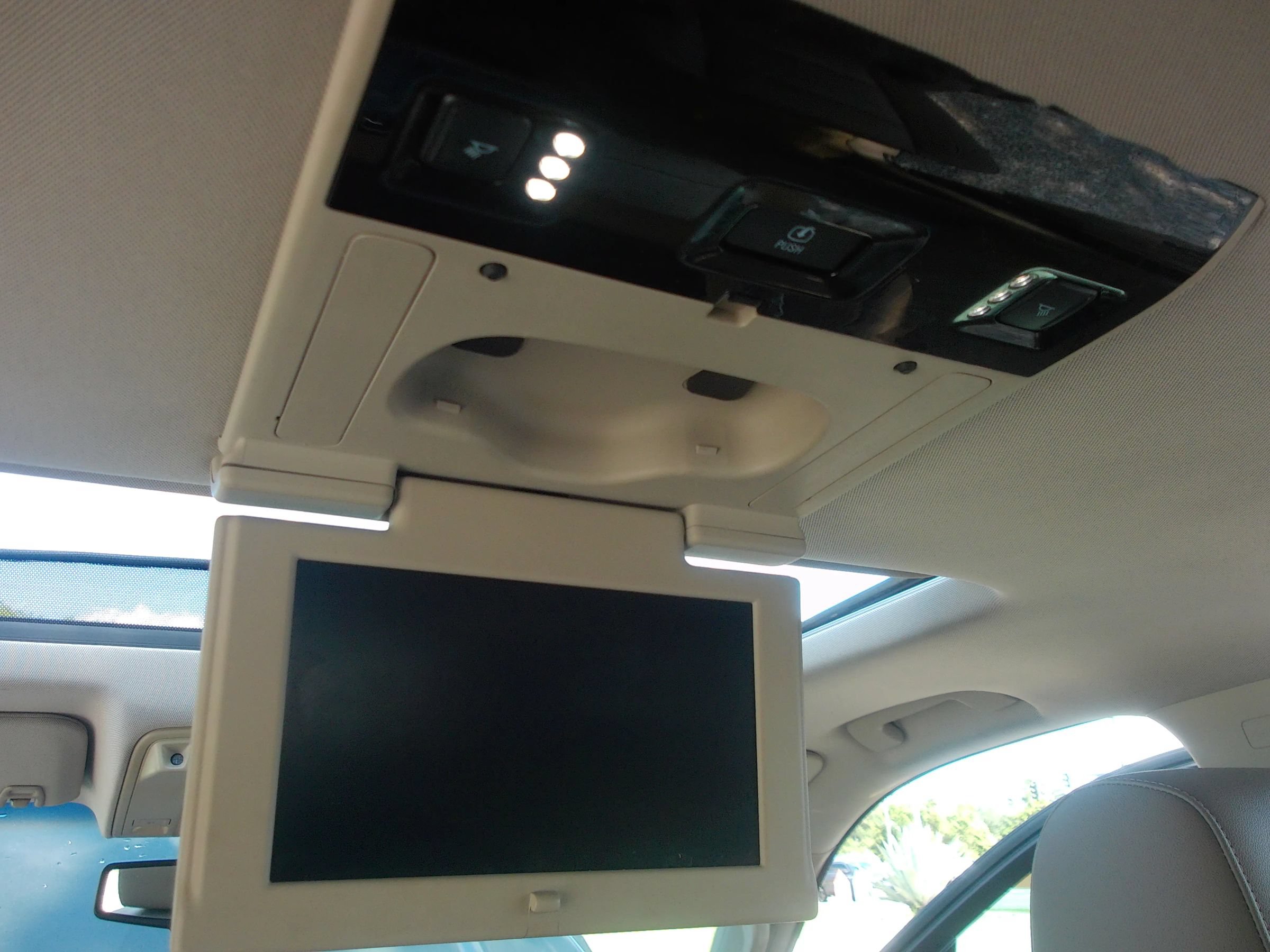 Used 2015 Chevrolet Suburban LTZ RWD image 36