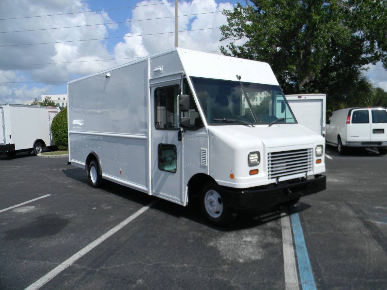 Used 2019 Ford E-450 and Econoline 450 Super Duty RWD image 3