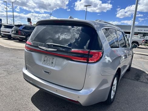 Used 2021 Chrysler Pacifica Touring-L FWD image 5