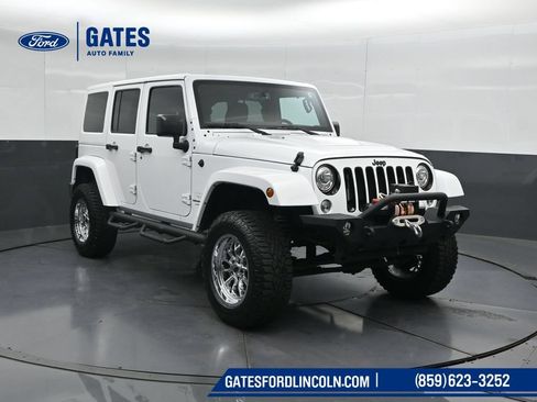 Used 2018 Jeep Wrangler Unlimited Sahara AWD/4WD image 4