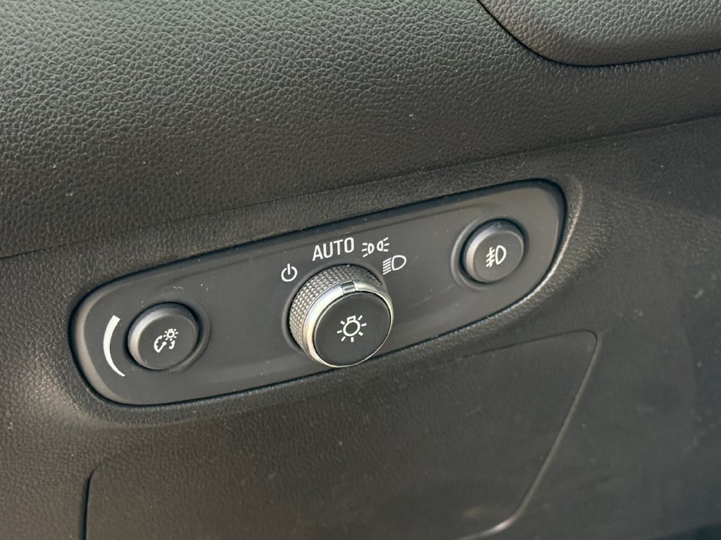 Used 2020 Buick Encore GX Preferred w/ Cold Weather Comfort Package AWD/4WD image 19