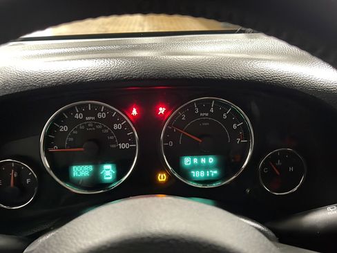 Used 2017 Jeep Wrangler Unlimited Sahara w/ Connectivity Group AWD/4WD image 5