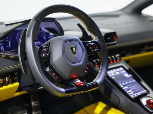 Used 2020 Lamborghini Huracan EVO image 30